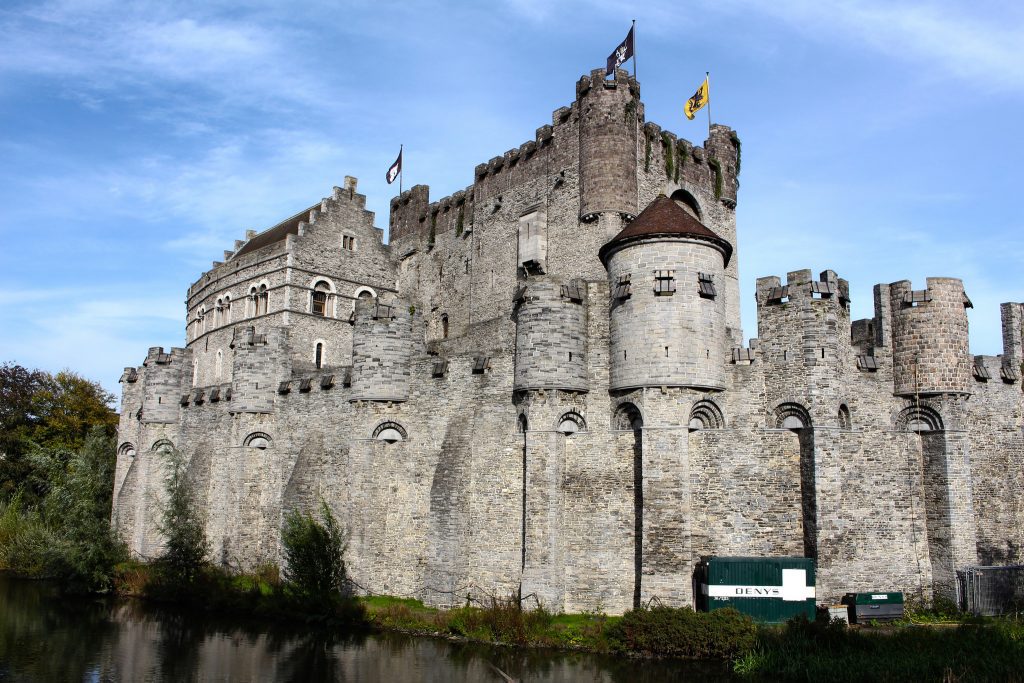 travelmag.com Suivre 12th century moated castle Gravensteen in central Ghent