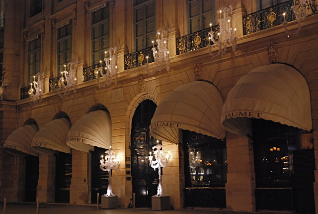 @Flikr.Denis T carpediemparis10.Paris la nuit place Vendôme Chaumet.Les merveilleuses illuminations de Noël sur la place Vendôme en 2007.